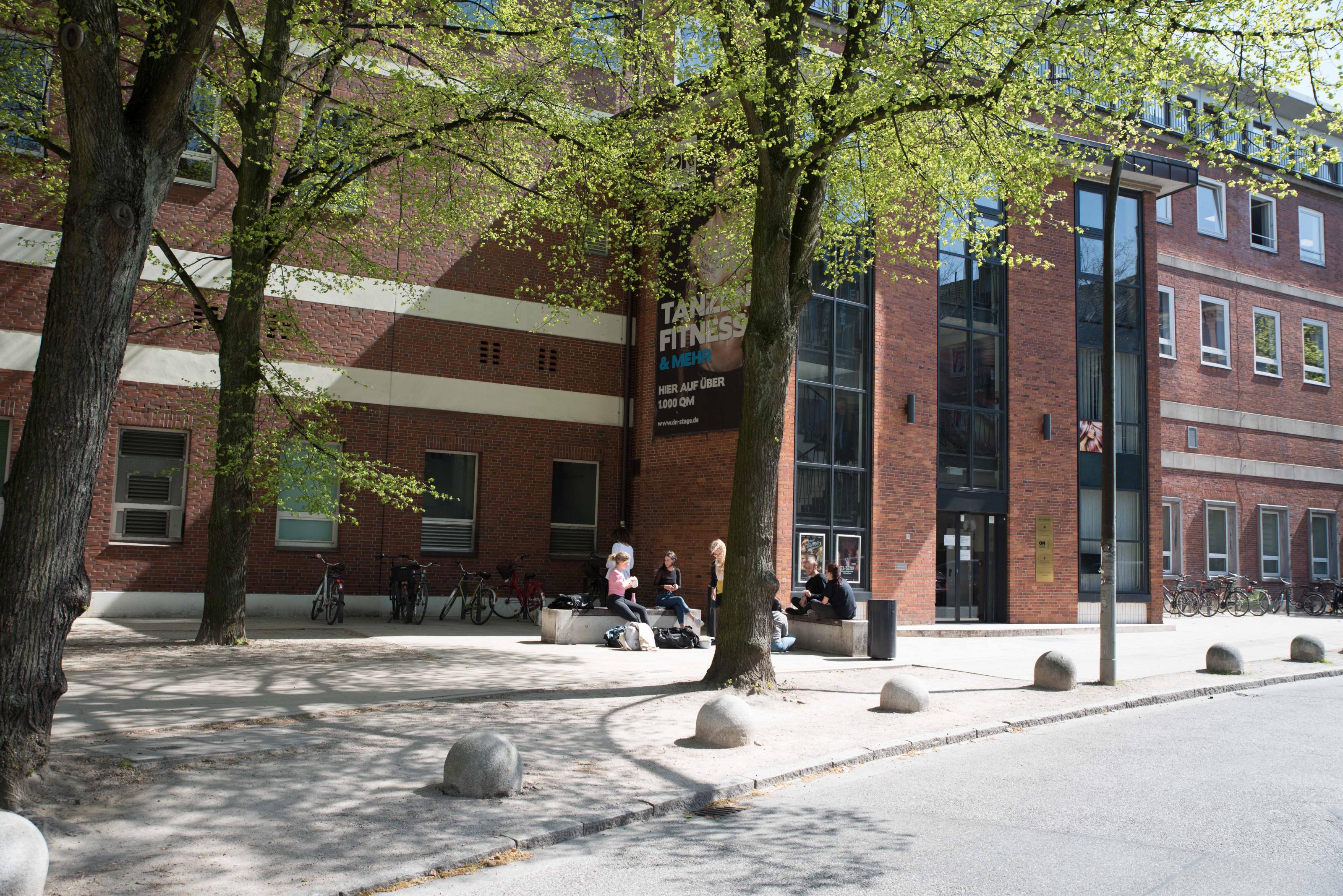 Ein Foto der Stage School von außen