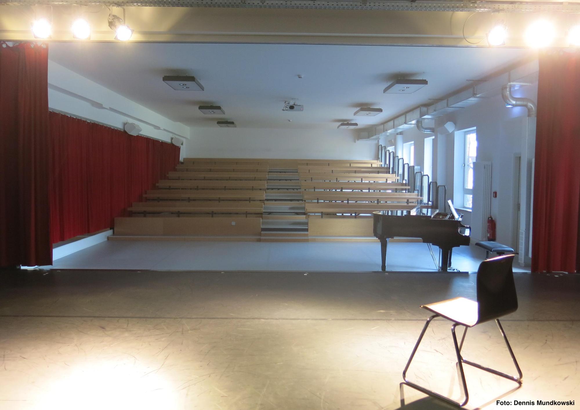 Ein Foto der internen Bühne der Stage School Hamburg mit Tribüne