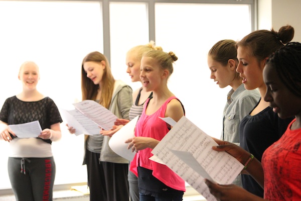 Eine Gruppe singt