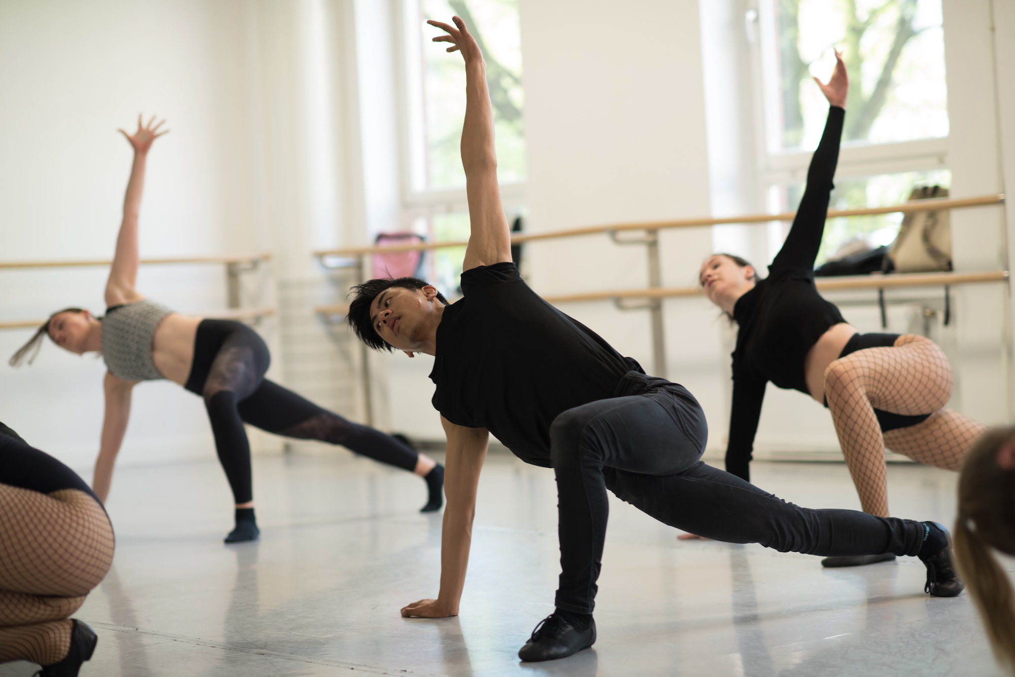 Eine Stretching-Übung im Unterricht