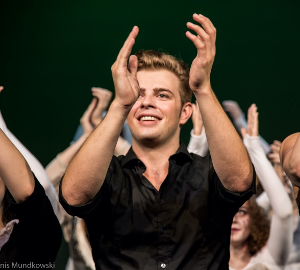 Titelbild der Intensiv-Workshops mit einem applaudierenden Schauspieler
