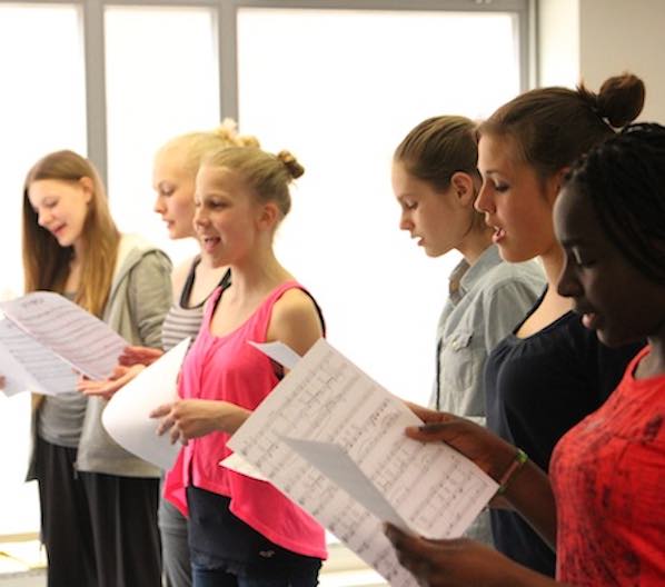 Titelbild der Youngster Workshops mit jüngeren Teilnehmenden bei der Chorprobe
