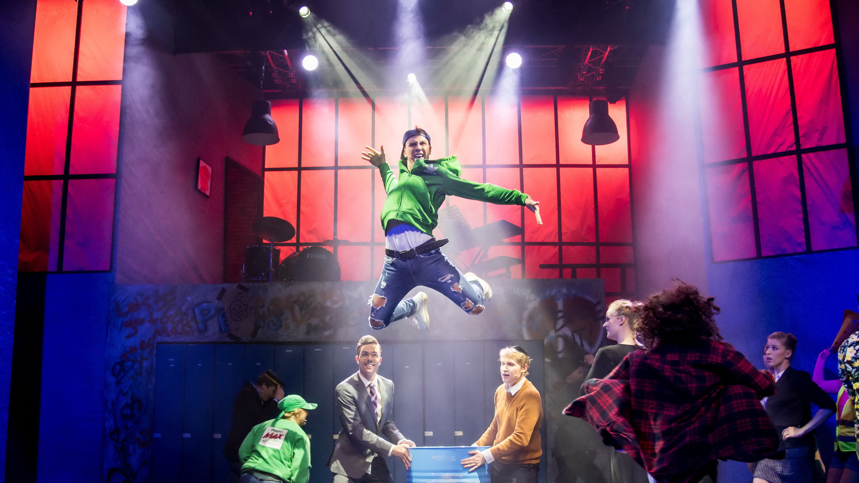 Ein Bühnenfoto mit einem springenden Tänzer aus dem Musical 