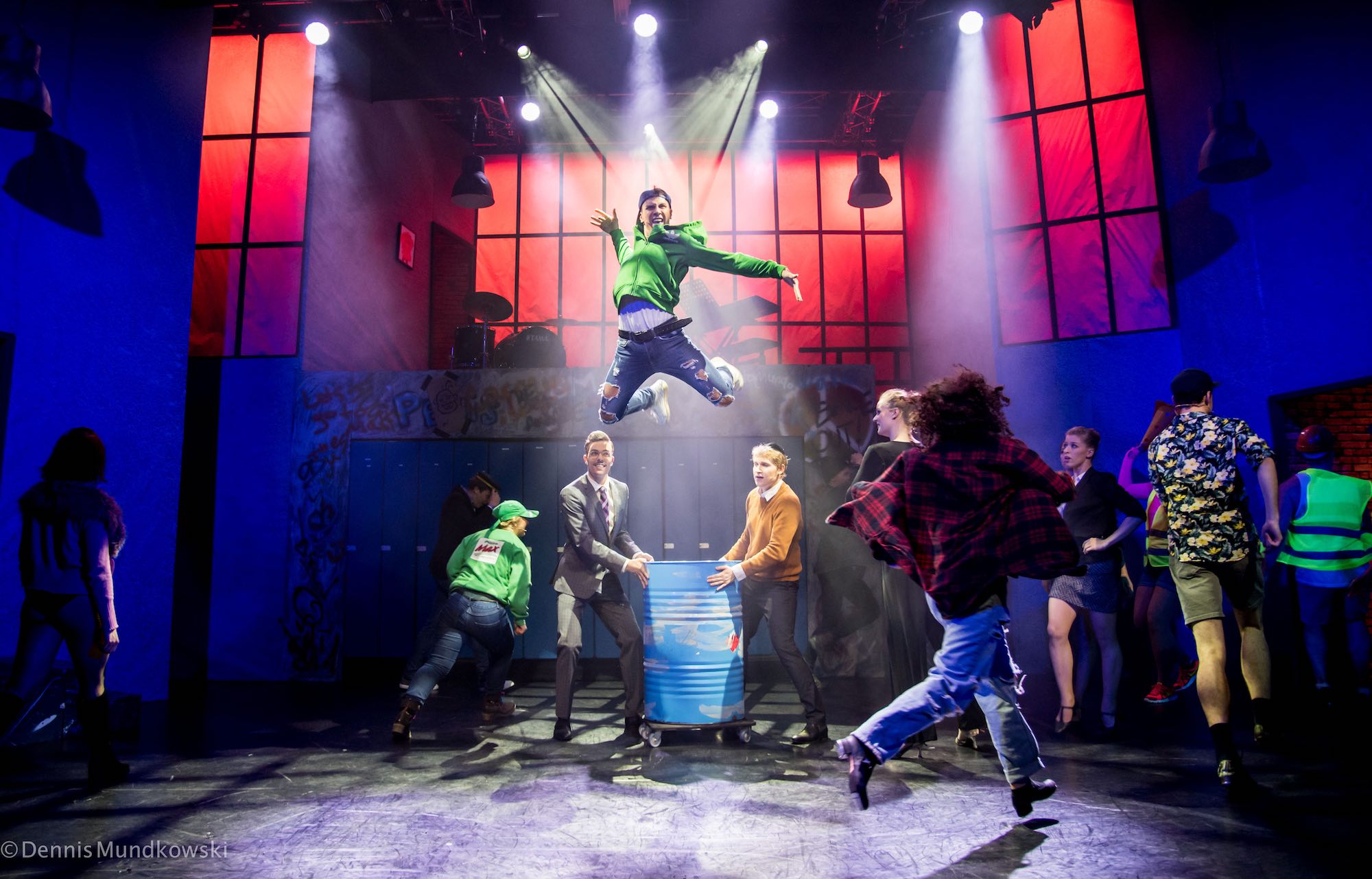 Bühnenfoto: Ein Darsteller macht einen Sprung im Musical Fame