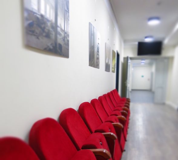 Flur der Schule mit Sesseln