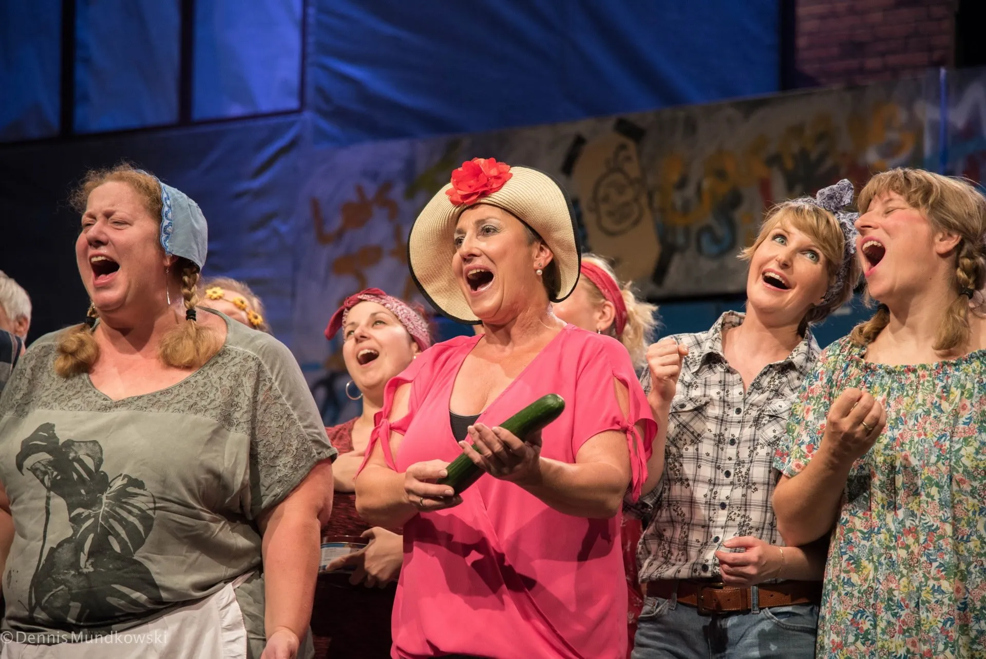 Teilnehmde auf der Bühne bei der Präsentation ihres eingeprobten Musicals